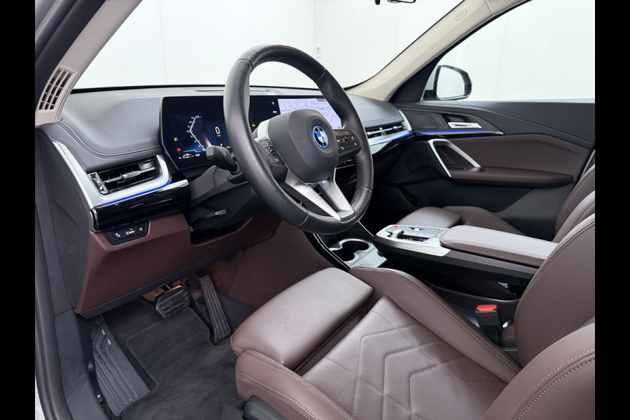 BMW X1 xDrive25e PHEV 245pk AUT-7 Leer Trekhaak Adap.Cruise Camera Navi Dual-Ecc ParkAssist Pdc Apple Carplay Android SOH 97% Hybride Lmv Elek.Achterklep Connect Drive Isofix DAB Led Regen-Lichtsensor Lane Assist Wifi AWD 1.700KG Trekgewicht 1e Eigenaar Dealeronderhouden Origineel Nederlandse Auto