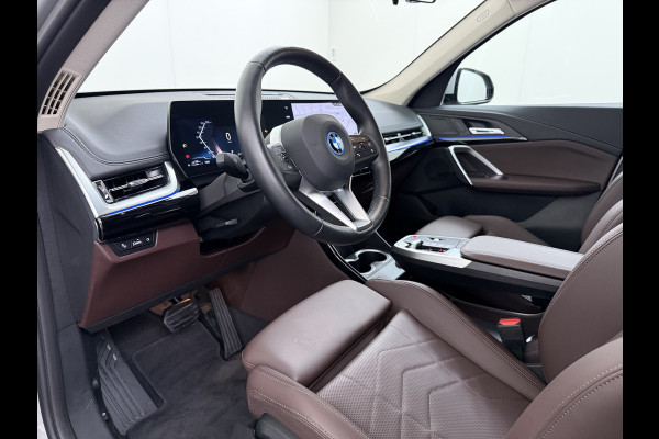 BMW X1 xDrive25e PHEV 245pk AUT-7 Leer Trekhaak Adap.Cruise Camera Navi Dual-Ecc ParkAssist Pdc Apple Carplay Android SOH 97% Hybride Lmv Elek.Achterklep Connect Drive Isofix DAB Led Regen-Lichtsensor Lane Assist Wifi AWD 1.700KG Trekgewicht 1e Eigenaar Dealeronderhouden Origineel Nederlandse Auto