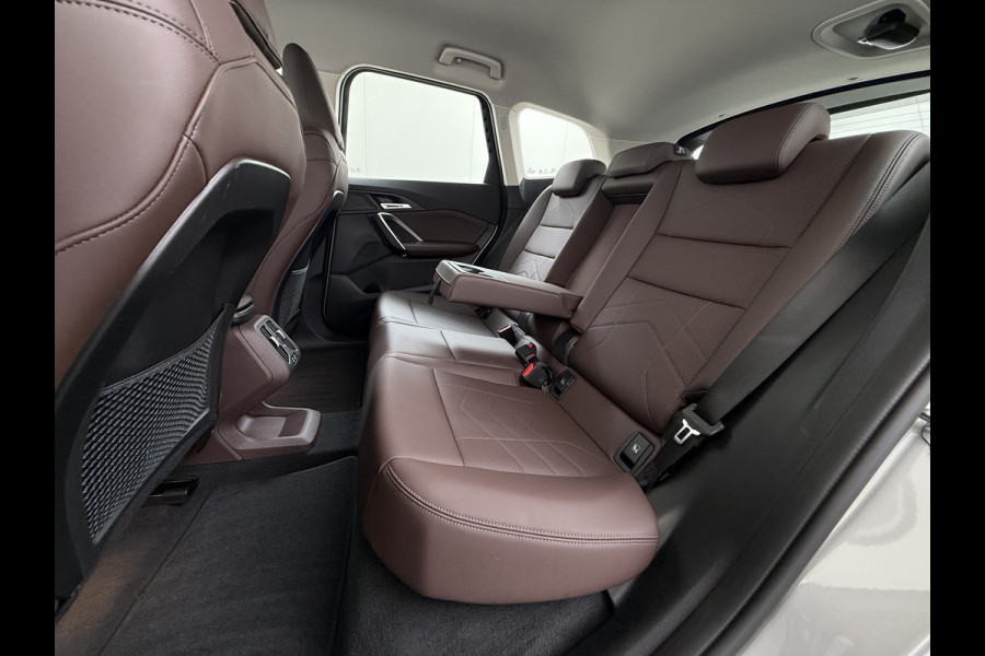 BMW X1 xDrive25e PHEV 245pk AUT-7 Leer Trekhaak Adap.Cruise Camera Navi Dual-Ecc ParkAssist Pdc Apple Carplay Android SOH 97% Hybride Lmv Elek.Achterklep Connect Drive Isofix DAB Led Regen-Lichtsensor Lane Assist Wifi AWD 1.700KG Trekgewicht 1e Eigenaar Dealeronderhouden Origineel Nederlandse Auto