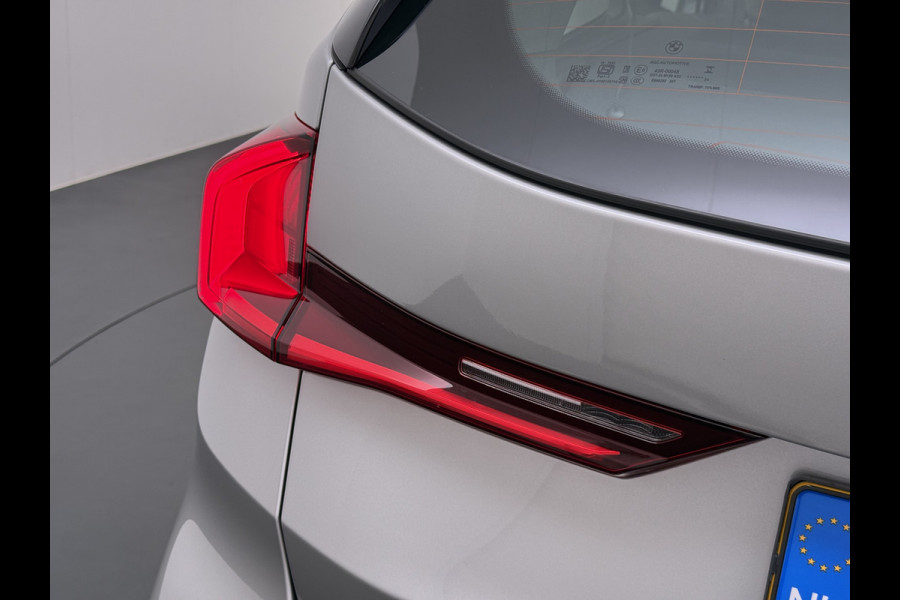BMW X1 xDrive25e PHEV 245pk AUT-7 Leer Trekhaak Adap.Cruise Camera Navi Dual-Ecc ParkAssist Pdc Apple Carplay Android SOH 97% Hybride Lmv Elek.Achterklep Connect Drive Isofix DAB Led Regen-Lichtsensor Lane Assist Wifi AWD 1.700KG Trekgewicht 1e Eigenaar Dealeronderhouden Origineel Nederlandse Auto