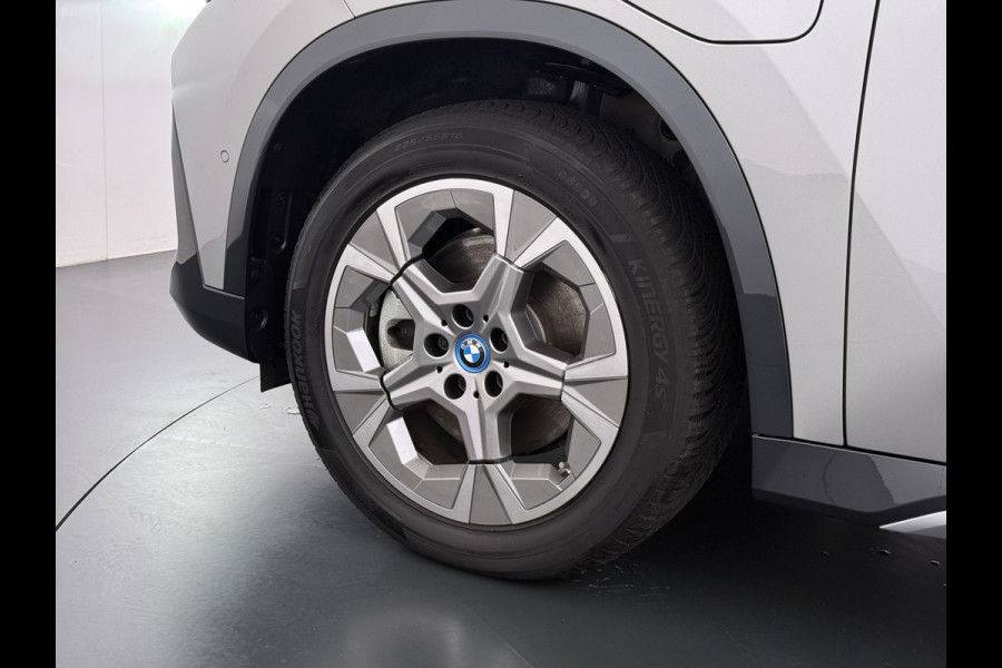 BMW X1 xDrive25e PHEV 245pk AUT-7 Leer Trekhaak Adap.Cruise Camera Navi Dual-Ecc ParkAssist Pdc Apple Carplay Android SOH 97% Hybride Lmv Elek.Achterklep Connect Drive Isofix DAB Led Regen-Lichtsensor Lane Assist Wifi AWD 1.700KG Trekgewicht 1e Eigenaar Dealeronderhouden Origineel Nederlandse Auto