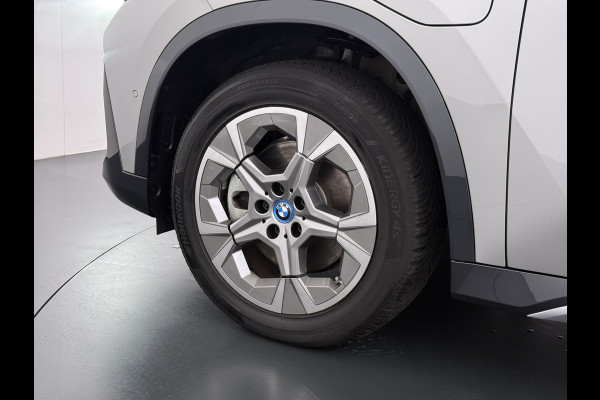 BMW X1 xDrive25e PHEV 245pk AUT-7 Leer Trekhaak Adap.Cruise Camera Navi Dual-Ecc ParkAssist Pdc Apple Carplay Android SOH 97% Hybride Lmv Elek.Achterklep Connect Drive Isofix DAB Led Regen-Lichtsensor Lane Assist Wifi AWD 1.700KG Trekgewicht 1e Eigenaar Dealeronderhouden Origineel Nederlandse Auto