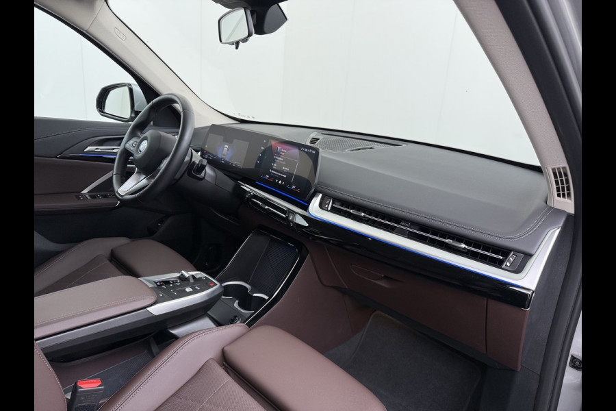 BMW X1 xDrive25e PHEV 245pk AUT-7 Leer Trekhaak Adap.Cruise Camera Navi Dual-Ecc ParkAssist Pdc Apple Carplay Android SOH 97% Hybride Lmv Elek.Achterklep Connect Drive Isofix DAB Led Regen-Lichtsensor Lane Assist Wifi AWD 1.700KG Trekgewicht 1e Eigenaar Dealeronderhouden Origineel Nederlandse Auto