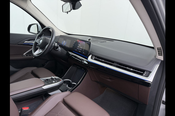 BMW X1 xDrive25e PHEV 245pk AUT-7 Leer Trekhaak Adap.Cruise Camera Navi Dual-Ecc ParkAssist Pdc Apple Carplay Android SOH 97% Hybride Lmv Elek.Achterklep Connect Drive Isofix DAB Led Regen-Lichtsensor Lane Assist Wifi AWD 1.700KG Trekgewicht 1e Eigenaar Dealeronderhouden Origineel Nederlandse Auto