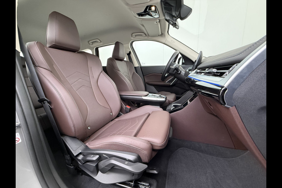 BMW X1 xDrive25e PHEV 245pk AUT-7 Leer Trekhaak Adap.Cruise Camera Navi Dual-Ecc ParkAssist Pdc Apple Carplay Android SOH 97% Hybride Lmv Elek.Achterklep Connect Drive Isofix DAB Led Regen-Lichtsensor Lane Assist Wifi AWD 1.700KG Trekgewicht 1e Eigenaar Dealeronderhouden Origineel Nederlandse Auto