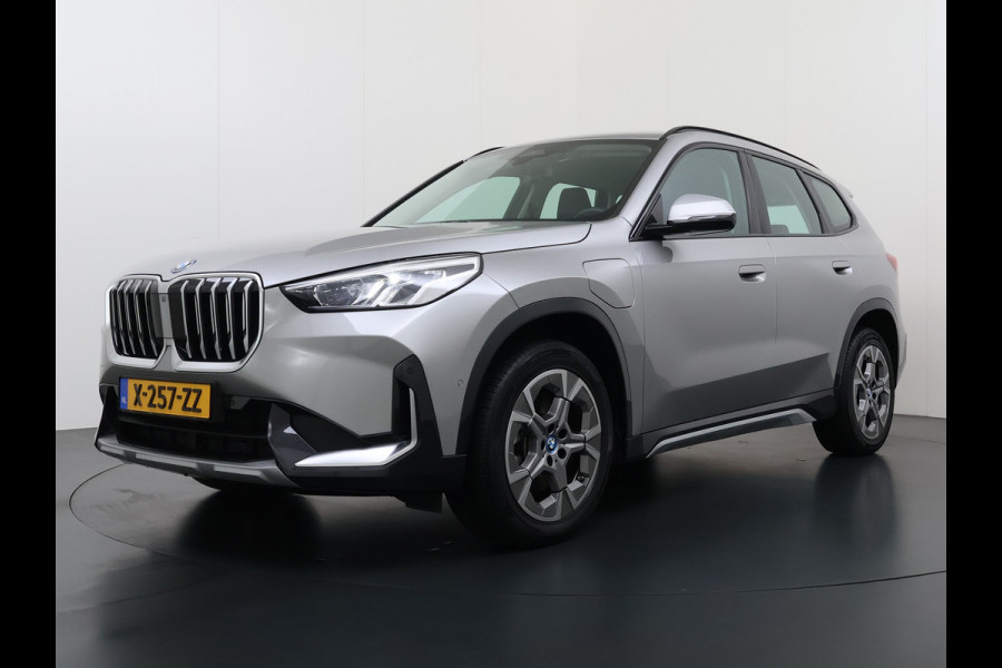 BMW X1 xDrive25e PHEV 245pk AUT-7 Leer Trekhaak Adap.Cruise Camera Navi Dual-Ecc ParkAssist Pdc Apple Carplay Android SOH 97% Hybride Lmv Elek.Achterklep Connect Drive Isofix DAB Led Regen-Lichtsensor Lane Assist Wifi AWD 1.700KG Trekgewicht 1e Eigenaar Dealeronderhouden Origineel Nederlandse Auto