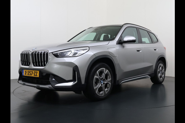 BMW X1 xDrive25e PHEV 245pk AUT-7 Leer Trekhaak Adap.Cruise Camera Navi Dual-Ecc ParkAssist Pdc Apple Carplay Android SOH 97% Hybride Lmv Elek.Achterklep Connect Drive Isofix DAB Led Regen-Lichtsensor Lane Assist Wifi AWD 1.700KG Trekgewicht 1e Eigenaar Dealeronderhouden Origineel Nederlandse Auto