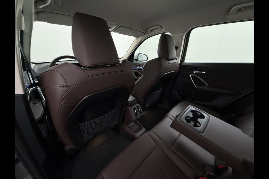 BMW X1 xDrive25e PHEV 245pk AUT-7 Leer Trekhaak Adap.Cruise Camera Navi Dual-Ecc ParkAssist Pdc Apple Carplay Android SOH 97% Hybride Lmv Elek.Achterklep Connect Drive Isofix DAB Led Regen-Lichtsensor Lane Assist Wifi AWD 1.700KG Trekgewicht 1e Eigenaar Dealeronderhouden Origineel Nederlandse Auto