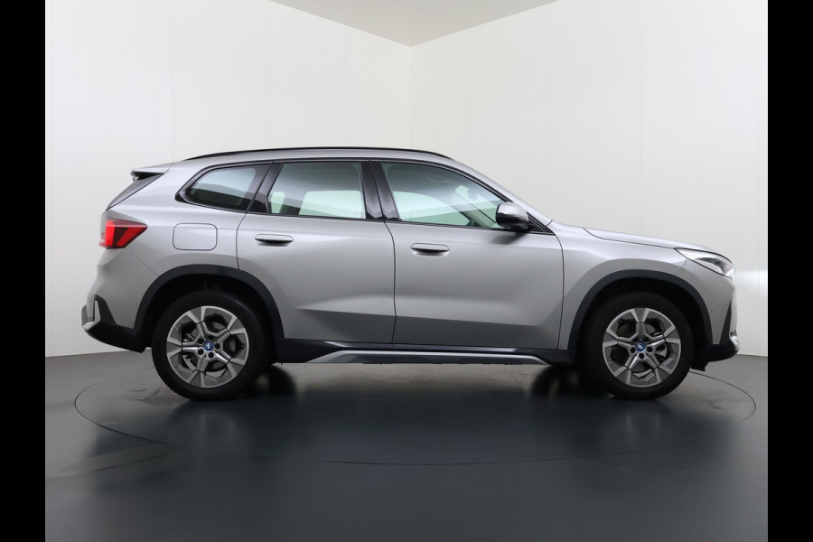 BMW X1 xDrive25e PHEV 245pk AUT-7 Leer Trekhaak Adap.Cruise Camera Navi Dual-Ecc ParkAssist Pdc Apple Carplay Android SOH 97% Hybride Lmv Elek.Achterklep Connect Drive Isofix DAB Led Regen-Lichtsensor Lane Assist Wifi AWD 1.700KG Trekgewicht 1e Eigenaar Dealeronderhouden Origineel Nederlandse Auto