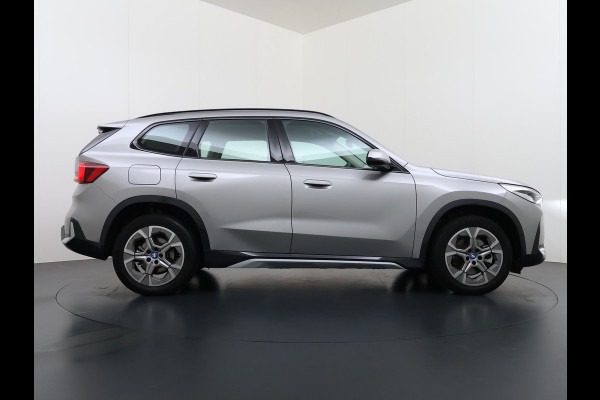 BMW X1 xDrive25e PHEV 245pk AUT-7 Leer Trekhaak Adap.Cruise Camera Navi Dual-Ecc ParkAssist Pdc Apple Carplay Android SOH 97% Hybride Lmv Elek.Achterklep Connect Drive Isofix DAB Led Regen-Lichtsensor Lane Assist Wifi AWD 1.700KG Trekgewicht 1e Eigenaar Dealeronderhouden Origineel Nederlandse Auto
