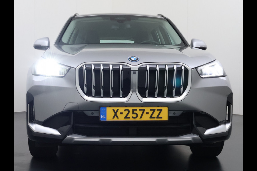 BMW X1 xDrive25e PHEV 245pk AUT-7 Leer Trekhaak Adap.Cruise Camera Navi Dual-Ecc ParkAssist Pdc Apple Carplay Android SOH 97% Hybride Lmv Elek.Achterklep Connect Drive Isofix DAB Led Regen-Lichtsensor Lane Assist Wifi AWD 1.700KG Trekgewicht 1e Eigenaar Dealeronderhouden Origineel Nederlandse Auto