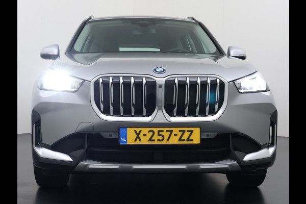 BMW X1 xDrive25e PHEV 245pk AUT-7 Leer Trekhaak Adap.Cruise Camera Navi Dual-Ecc ParkAssist Pdc Apple Carplay Android SOH 97% Hybride Lmv Elek.Achterklep Connect Drive Isofix DAB Led Regen-Lichtsensor Lane Assist Wifi AWD 1.700KG Trekgewicht 1e Eigenaar Dealeronderhouden Origineel Nederlandse Auto