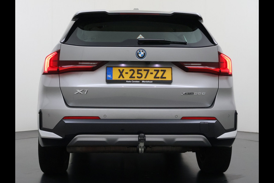 BMW X1 xDrive25e PHEV 245pk AUT-7 Leer Trekhaak Adap.Cruise Camera Navi Dual-Ecc ParkAssist Pdc Apple Carplay Android SOH 97% Hybride Lmv Elek.Achterklep Connect Drive Isofix DAB Led Regen-Lichtsensor Lane Assist Wifi AWD 1.700KG Trekgewicht 1e Eigenaar Dealeronderhouden Origineel Nederlandse Auto