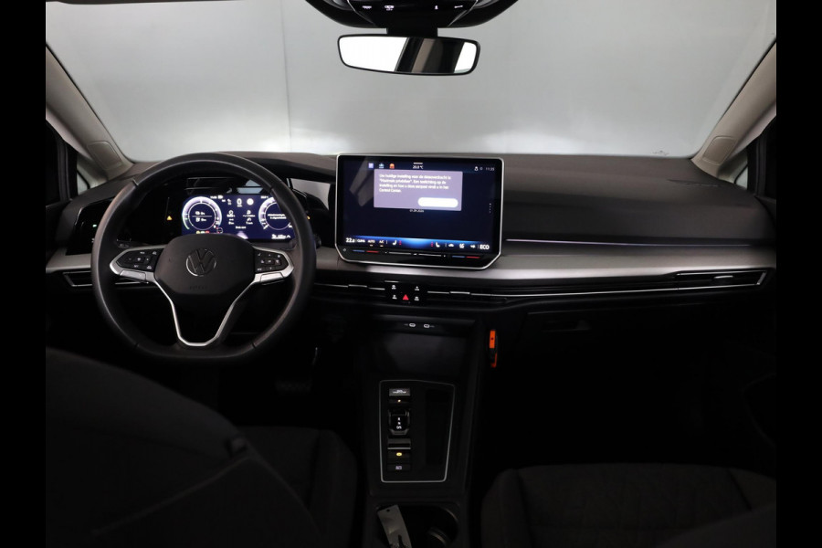 Volkswagen Golf 1.5 eHybrid Life Edition 204 pk Automaat (DSG) | Verlengde garantie | Navigatie via App | Panoramadak | Parkeersensoren (Park assist) | Achteruitrijcamera | Autom. airco (3 zones) |