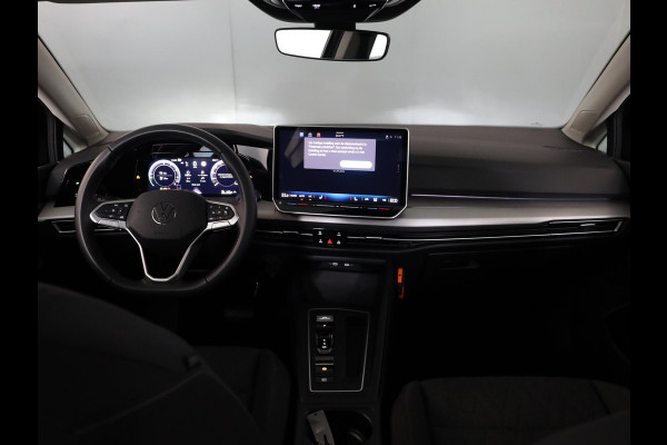 Volkswagen Golf 1.5 eHybrid Life Edition 204 pk Automaat (DSG) | Verlengde garantie | Navigatie via App | Panoramadak | Parkeersensoren (Park assist) | Achteruitrijcamera | Autom. airco (3 zones) |