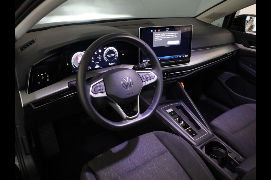 Volkswagen Golf 1.5 eHybrid Life Edition 204 pk Automaat (DSG) | Verlengde garantie | Navigatie via App | Panoramadak | Parkeersensoren (Park assist) | Achteruitrijcamera | Autom. airco (3 zones) |