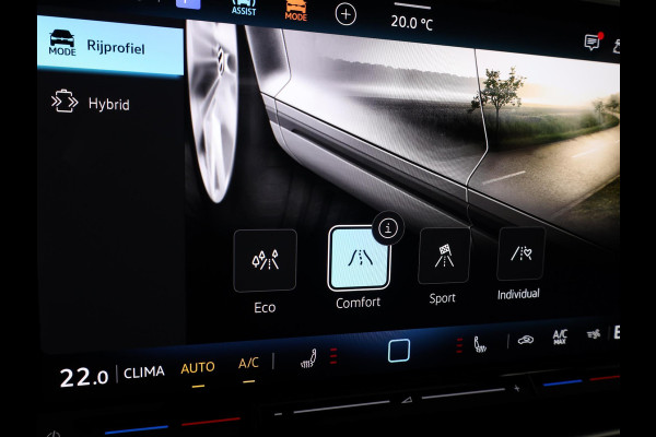 Volkswagen Golf 1.5 eHybrid Life Edition 204 pk Automaat (DSG) | Verlengde garantie | Navigatie via App | Panoramadak | Parkeersensoren (Park assist) | Achteruitrijcamera | Autom. airco (3 zones) |