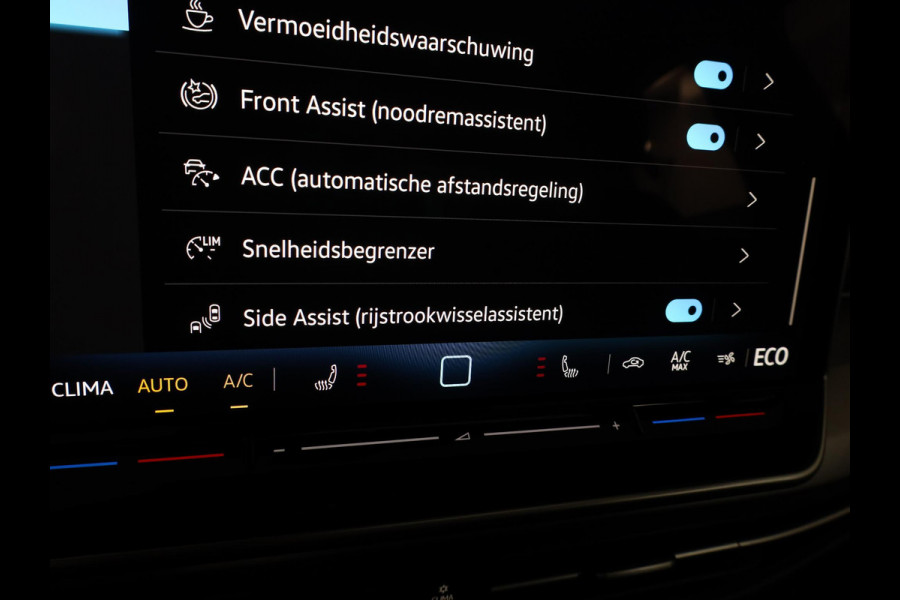 Volkswagen Golf 1.5 eHybrid Life Edition 204 pk Automaat (DSG) | Verlengde garantie | Navigatie via App | Panoramadak | Parkeersensoren (Park assist) | Achteruitrijcamera | Autom. airco (3 zones) |