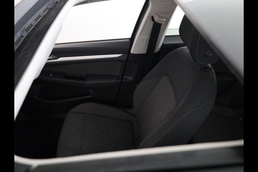 Volkswagen Golf 1.5 eHybrid Life Edition 204 pk Automaat (DSG) | Verlengde garantie | Navigatie via App | Panoramadak | Parkeersensoren (Park assist) | Achteruitrijcamera | Autom. airco (3 zones) |