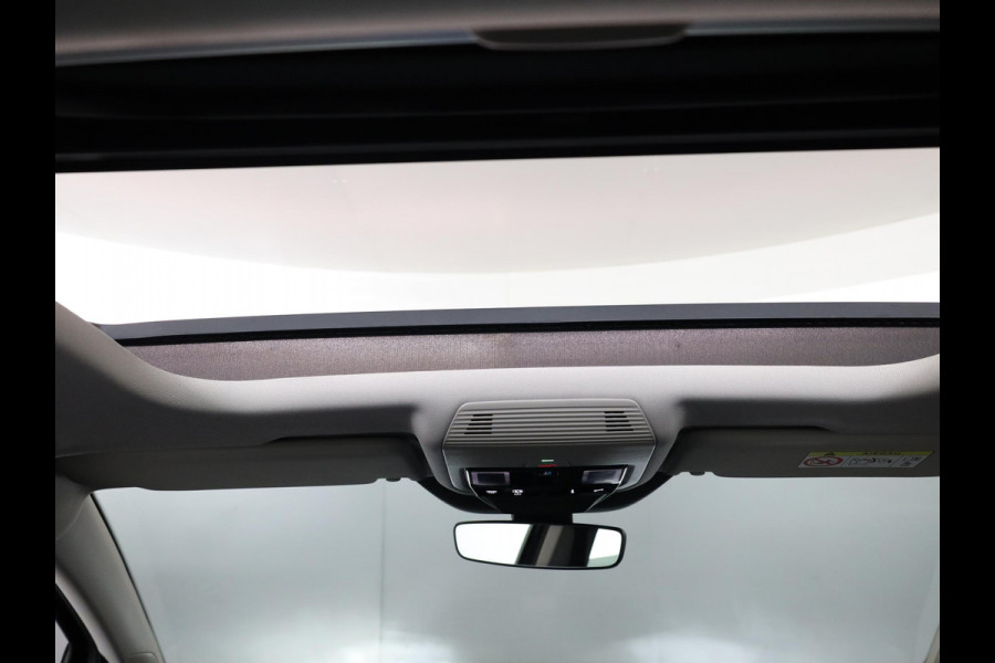 Volkswagen Golf 1.5 eHybrid Life Edition 204 pk Automaat (DSG) | Verlengde garantie | Navigatie via App | Panoramadak | Parkeersensoren (Park assist) | Achteruitrijcamera | Autom. airco (3 zones) |