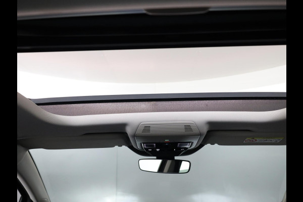 Volkswagen Golf 1.5 eHybrid Life Edition 204 pk Automaat (DSG) | Verlengde garantie | Navigatie via App | Panoramadak | Parkeersensoren (Park assist) | Achteruitrijcamera | Autom. airco (3 zones) |