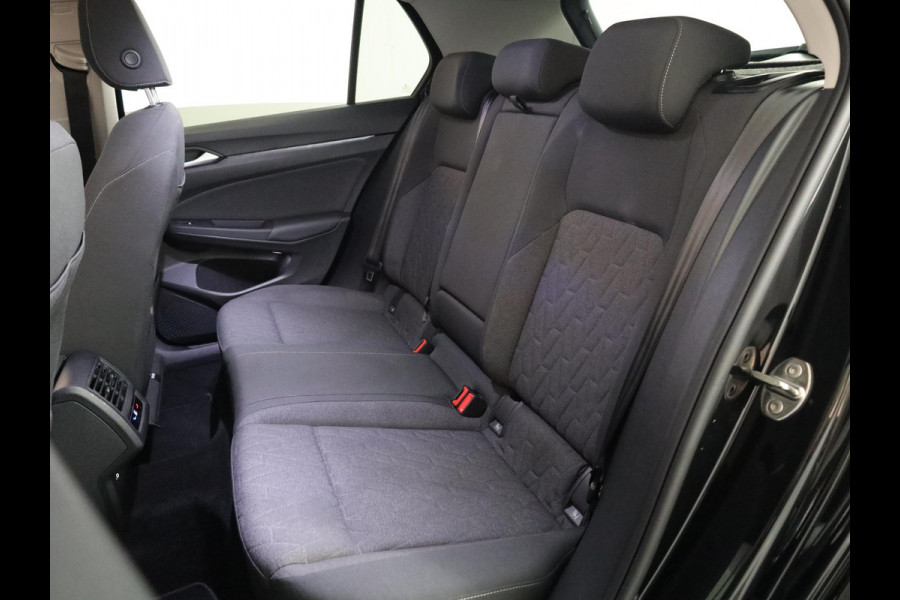 Volkswagen Golf 1.5 eHybrid Life Edition 204 pk Automaat (DSG) | Verlengde garantie | Navigatie via App | Panoramadak | Parkeersensoren (Park assist) | Achteruitrijcamera | Autom. airco (3 zones) |