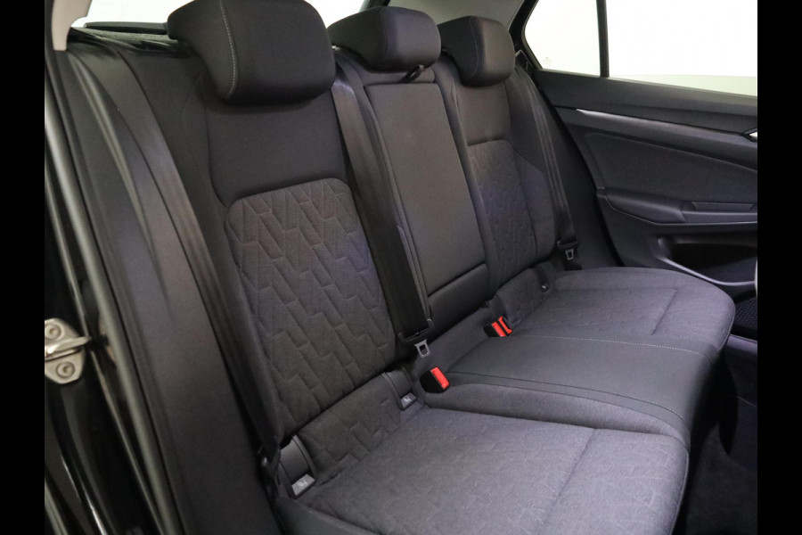 Volkswagen Golf 1.5 eHybrid Life Edition 204 pk Automaat (DSG) | Verlengde garantie | Navigatie via App | Panoramadak | Parkeersensoren (Park assist) | Achteruitrijcamera | Autom. airco (3 zones) |