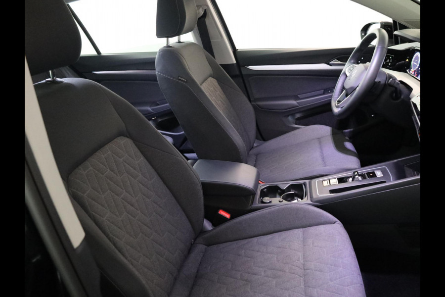 Volkswagen Golf 1.5 eHybrid Life Edition 204 pk Automaat (DSG) | Verlengde garantie | Navigatie via App | Panoramadak | Parkeersensoren (Park assist) | Achteruitrijcamera | Autom. airco (3 zones) |