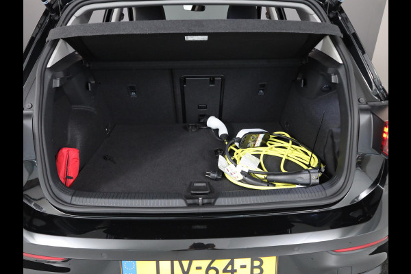 Volkswagen Golf 1.5 eHybrid Life Edition 204 pk Automaat (DSG) | Verlengde garantie | Navigatie via App | Panoramadak | Parkeersensoren (Park assist) | Achteruitrijcamera | Autom. airco (3 zones) |