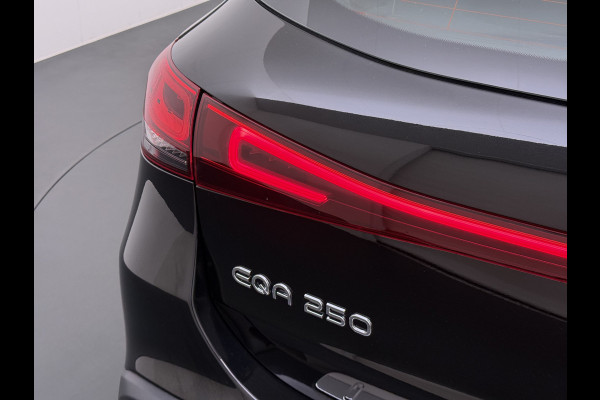 Mercedes-Benz EQA 250 SOH 97% Navi Camera 1/2 Leer High-Performance-LED Stoelverwarmd Adapt grootlicht-Ass. Cruise Control Pdc 67kWh Ecc Business Line Elek.Achterklep Connect 20 Mid Led DAB Bluetooth Lmv 18" Licht en zichtpakket Advanced pakket Easy-pack Parkeer-pakket Actieve-Rem+Spoorassistent Keyless-Go DAB