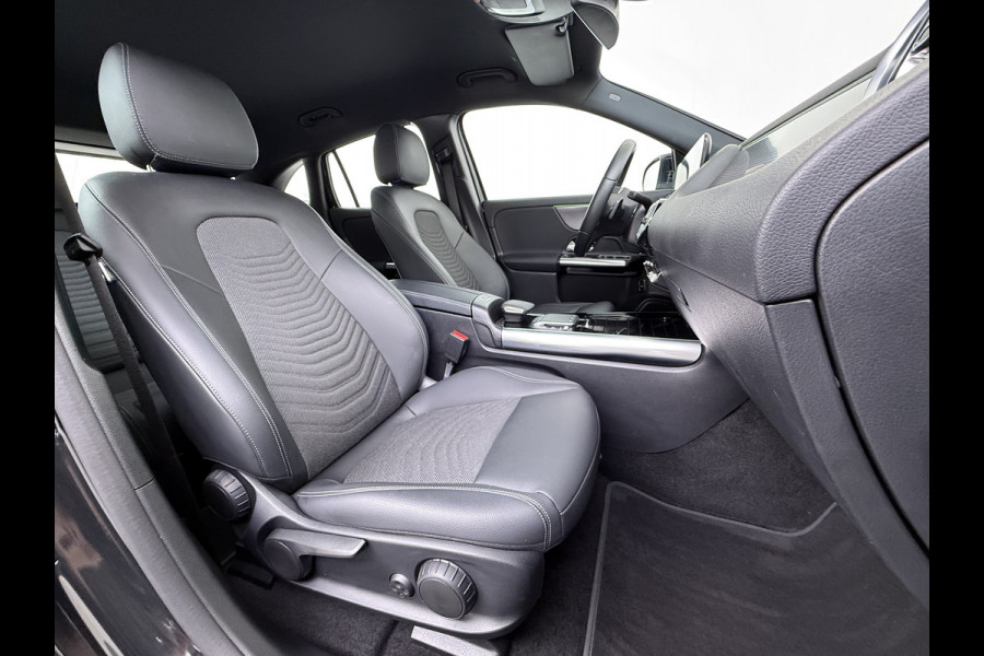 Mercedes-Benz EQA 250 SOH 97% Navi Camera 1/2 Leer High-Performance-LED Stoelverwarmd Adapt grootlicht-Ass. Cruise Control Pdc 67kWh Ecc Business Line Elek.Achterklep Connect 20 Mid Led DAB Bluetooth Lmv 18" Licht en zichtpakket Advanced pakket Easy-pack Parkeer-pakket Actieve-Rem+Spoorassistent Keyless-Go DAB