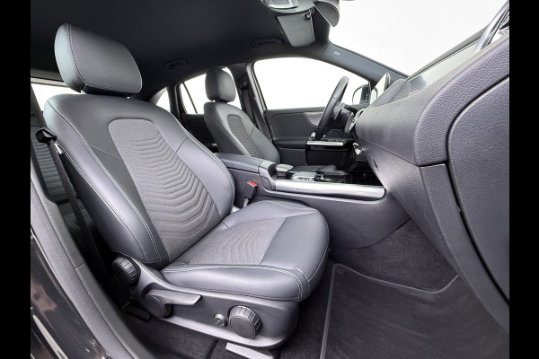 Mercedes-Benz EQA 250 SOH 97% Navi Camera 1/2 Leer High-Performance-LED Stoelverwarmd Adapt grootlicht-Ass. Cruise Control Pdc 67kWh Ecc Business Line Elek.Achterklep Connect 20 Mid Led DAB Bluetooth Lmv 18" Licht en zichtpakket Advanced pakket Easy-pack Parkeer-pakket Actieve-Rem+Spoorassistent Keyless-Go DAB