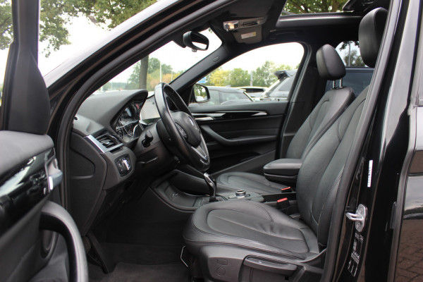 BMW X1 sDrive18i / Panoramadak / Leder / Parkeerhulp V+A / Navigatie / 17'' / Stoelverwarming / Cruise Control
