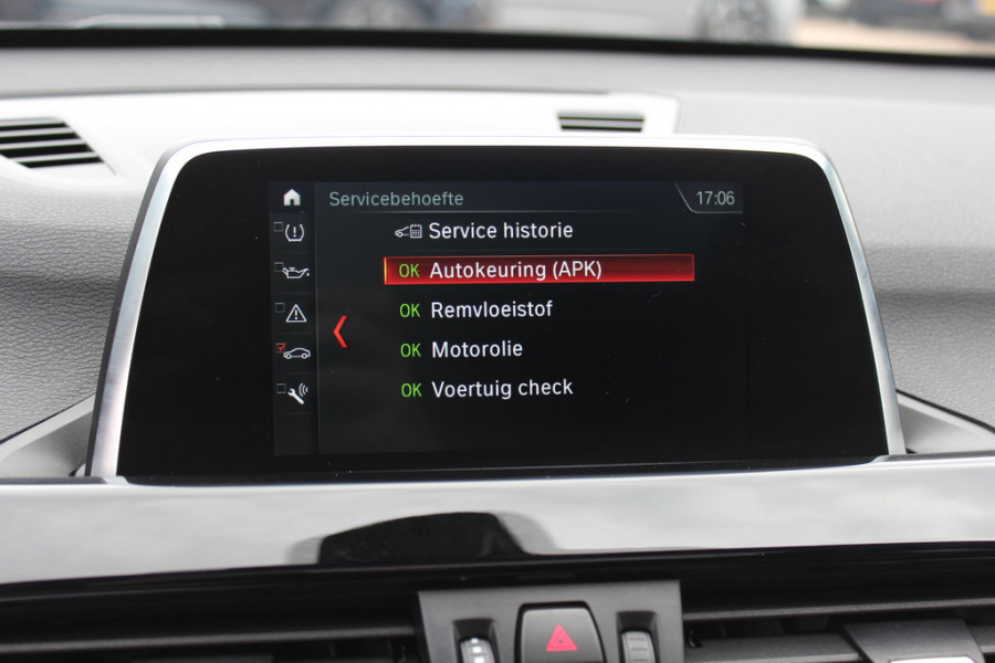 BMW X1 sDrive18i / Panoramadak / Leder / Parkeerhulp V+A / Navigatie / 17'' / Stoelverwarming / Cruise Control