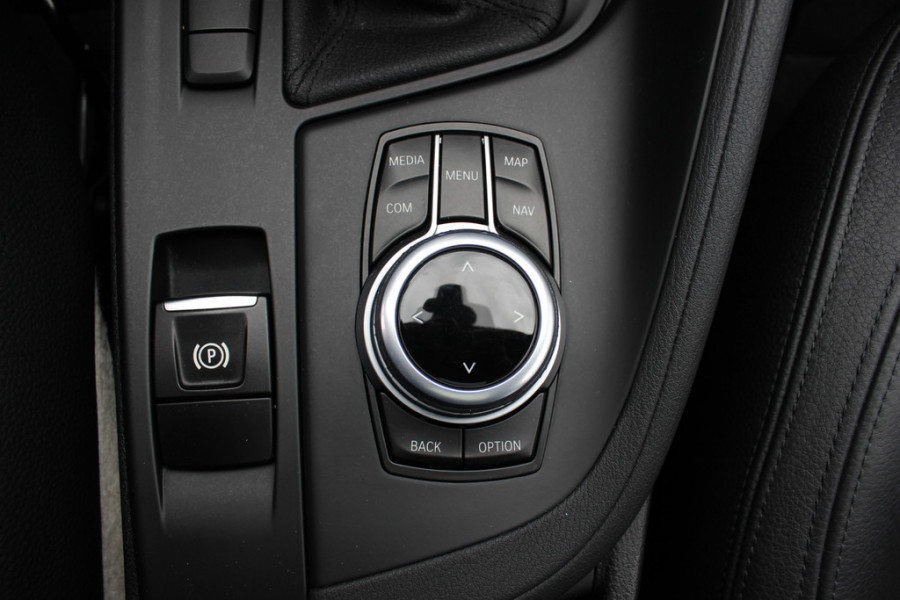 BMW X1 sDrive18i / Panoramadak / Leder / Parkeerhulp V+A / Navigatie / 17'' / Stoelverwarming / Cruise Control
