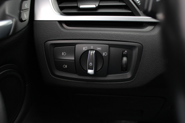 BMW X1 sDrive18i / Panoramadak / Leder / Parkeerhulp V+A / Navigatie / 17'' / Stoelverwarming / Cruise Control