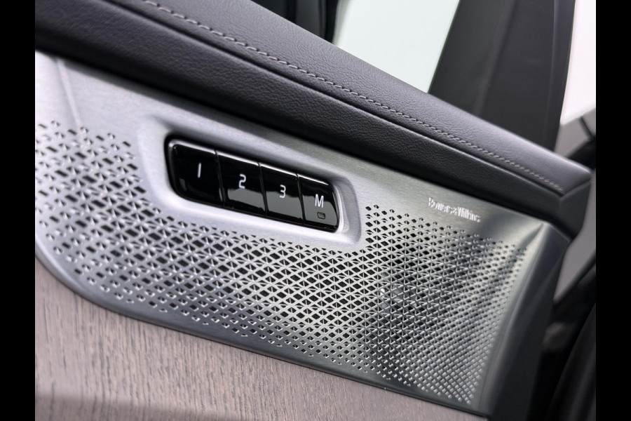 Volvo XC90 2.0 T8 Plug-in hybrid AWD Ultra Dark BOWERS & WILKINS| LUCHTVERING| STOELVENTILATIE| ELEKTRISCHE TREKHAAK| 7 PERSOONS| MASSAGESTOELEN NAPPALEDER| HEAD-UP DISPLAY| PANORAMADAK| FULL OPTIONS|