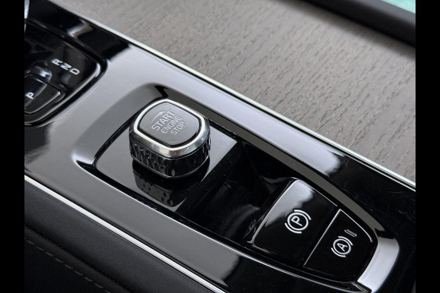 Volvo XC90 2.0 T8 Plug-in hybrid AWD Ultra Dark BOWERS & WILKINS| LUCHTVERING| STOELVENTILATIE| ELEKTRISCHE TREKHAAK| 7 PERSOONS| MASSAGESTOELEN NAPPALEDER| HEAD-UP DISPLAY| PANORAMADAK| FULL OPTIONS|