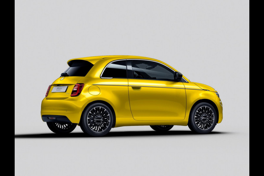 Fiat 500E La Prima 42 kWh | Uit voorraad leverbaar | Panoramadak | Adapt. Cruise | Pack Top Plus | Camera | Leder | Apple Carplay