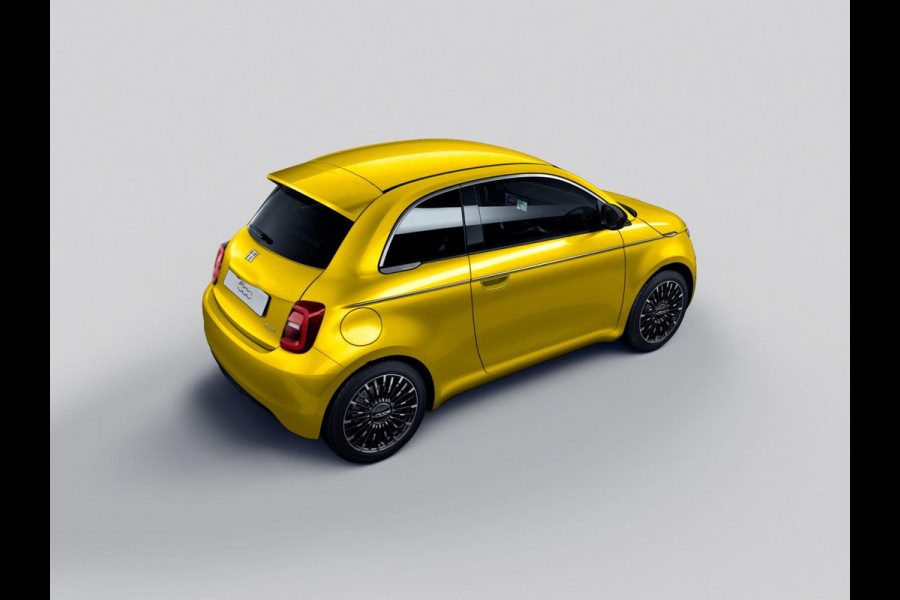 Fiat 500E La Prima 42 kWh | Uit voorraad leverbaar | Panoramadak | Adapt. Cruise | Pack Top Plus | Camera | Leder | Apple Carplay