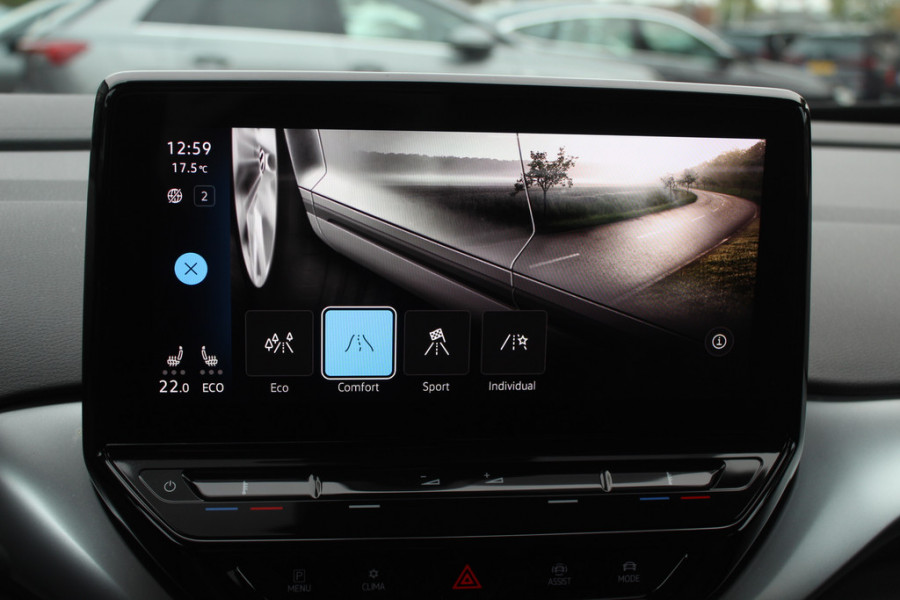 Volkswagen ID.4 Life 77 kWh / SOH 93,9% / Trekhaak / Camera / Apple CarPlay / DAB / 20'' / LED / Alcantara / Stoelverwarming / ACC