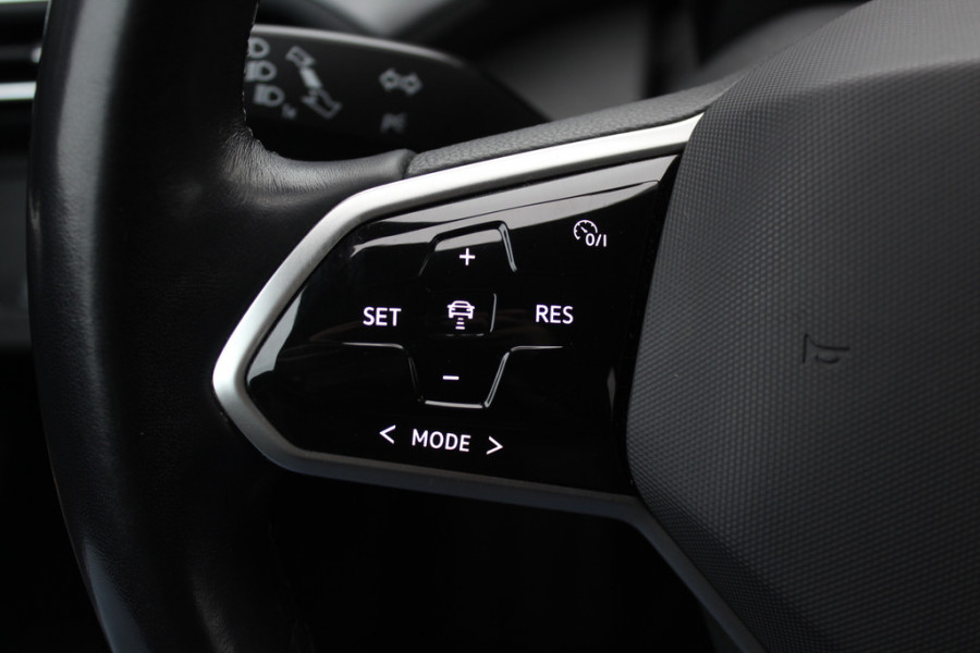 Volkswagen ID.4 Life 77 kWh / SOH 93,9% / Trekhaak / Camera / Apple CarPlay / DAB / 20'' / LED / Alcantara / Stoelverwarming / ACC
