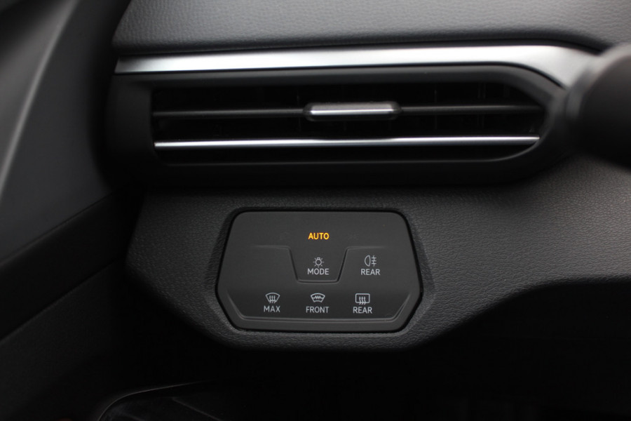 Volkswagen ID.4 Life 77 kWh / SOH 93,9% / Trekhaak / Camera / Apple CarPlay / DAB / 20'' / LED / Alcantara / Stoelverwarming / ACC