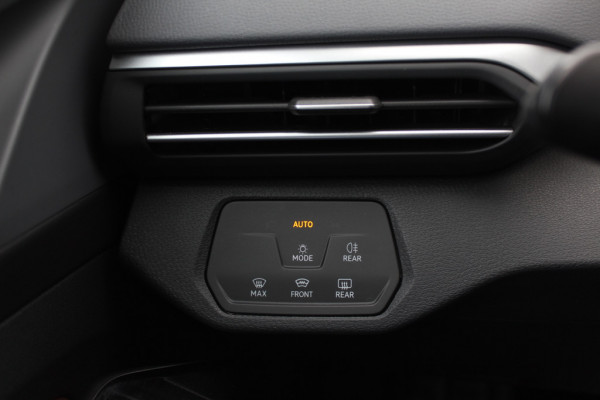 Volkswagen ID.4 Life 77 kWh / SOH 93,9% / Trekhaak / Camera / Apple CarPlay / DAB / 20'' / LED / Alcantara / Stoelverwarming / ACC