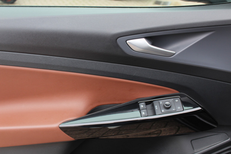 Volkswagen ID.4 Life 77 kWh / SOH 93,9% / Trekhaak / Camera / Apple CarPlay / DAB / 20'' / LED / Alcantara / Stoelverwarming / ACC