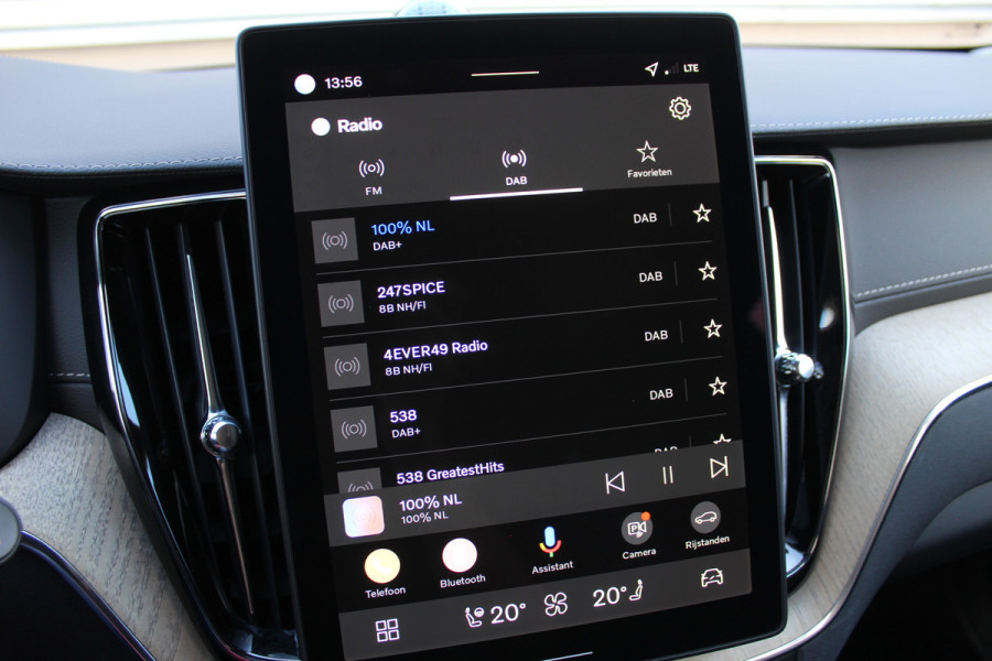 Volvo XC60 2.0 T8 Plug-in hybrid AWD Plus Dark | Facelift | Luchtvering | Massage | Bowers & Wilkins | Panoramadak