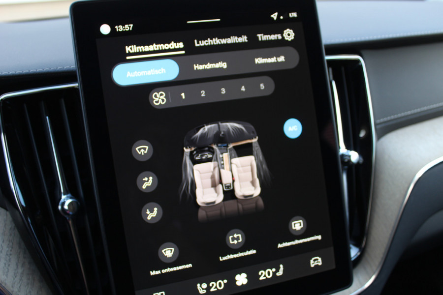 Volvo XC60 2.0 T8 Plug-in hybrid AWD Plus Dark | Facelift | Luchtvering | Massage | Bowers & Wilkins | Panoramadak