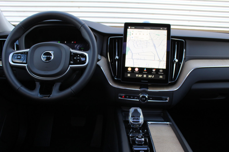 Volvo XC60 2.0 T8 Plug-in hybrid AWD Plus Dark | Facelift | Luchtvering | Massage | Bowers & Wilkins | Panoramadak
