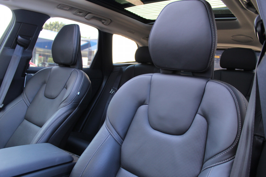 Volvo XC60 2.0 T8 Plug-in hybrid AWD Plus Dark | Facelift | Luchtvering | Massage | Bowers & Wilkins | Panoramadak