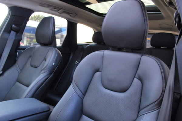 Volvo XC60 2.0 T8 Plug-in hybrid AWD Plus Dark | Facelift | Luchtvering | Massage | Bowers & Wilkins | Panoramadak